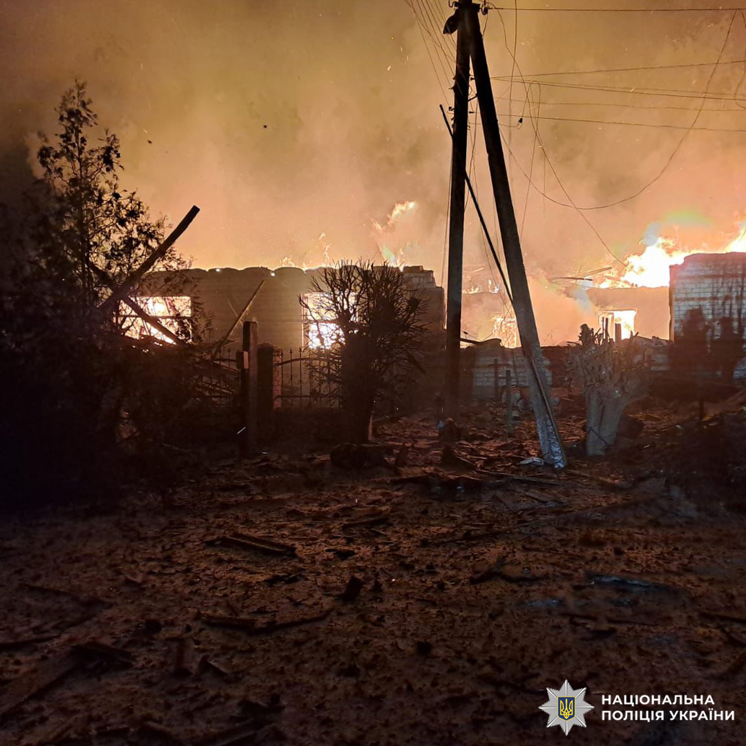 Будівлі у вогні, нічна пожежа з густим димом.