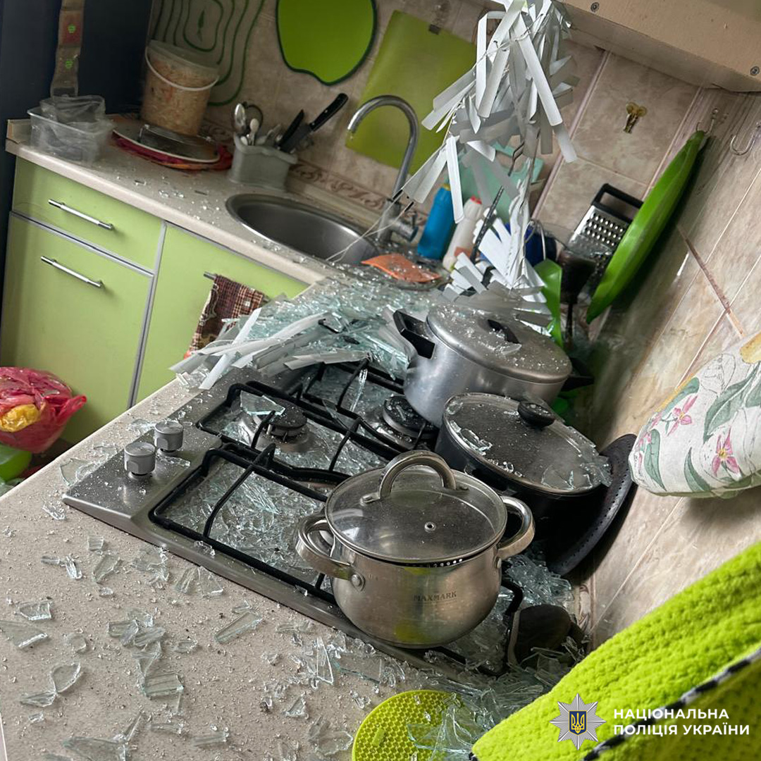 Пошкоджене приміщення з розбитими меблями й речами.