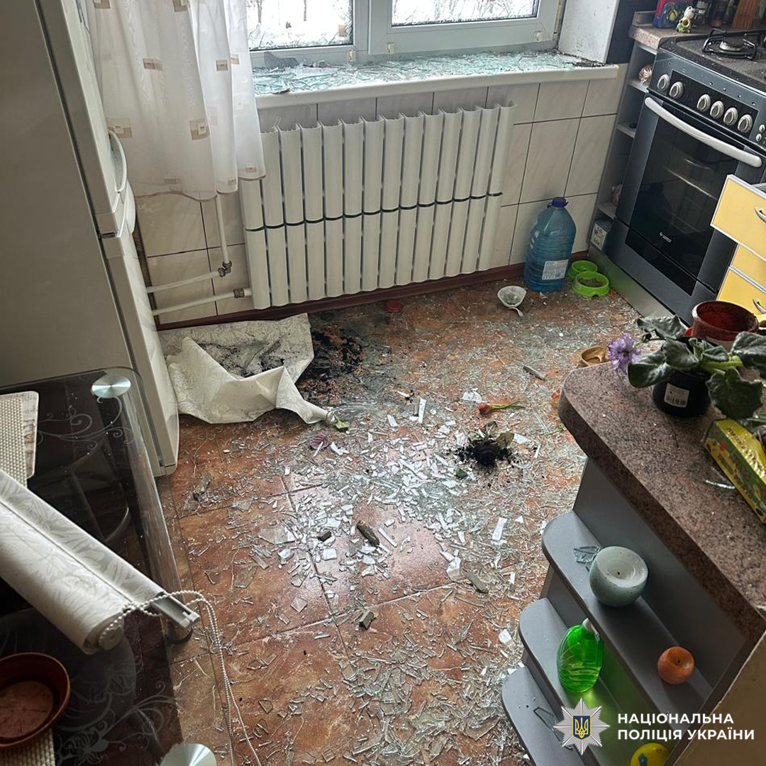 Пошкоджене приміщення з розбитими меблями й речами.