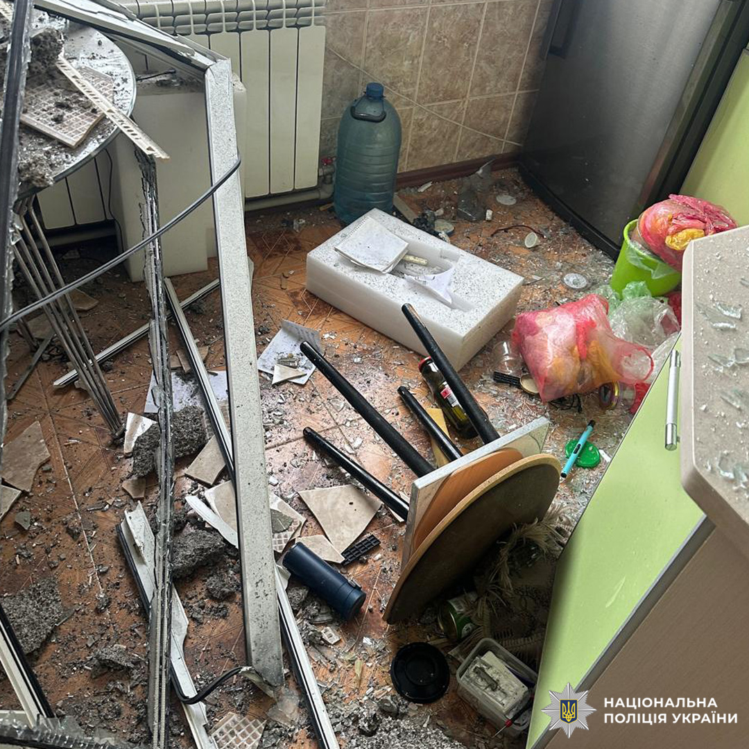 Пошкоджене приміщення з розбитими меблями й речами.