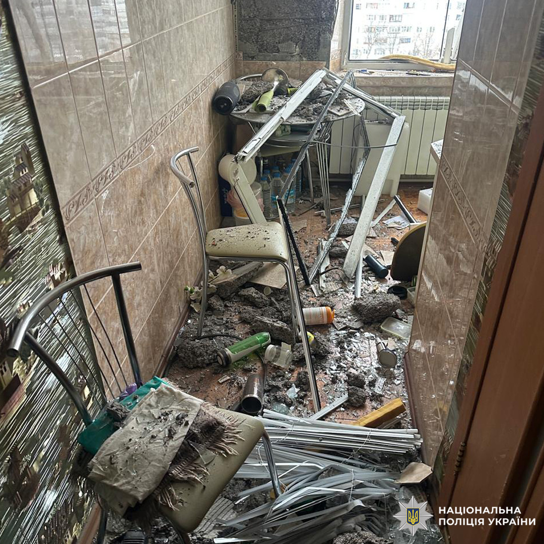 Пошкоджене приміщення з розбитими меблями й речами.