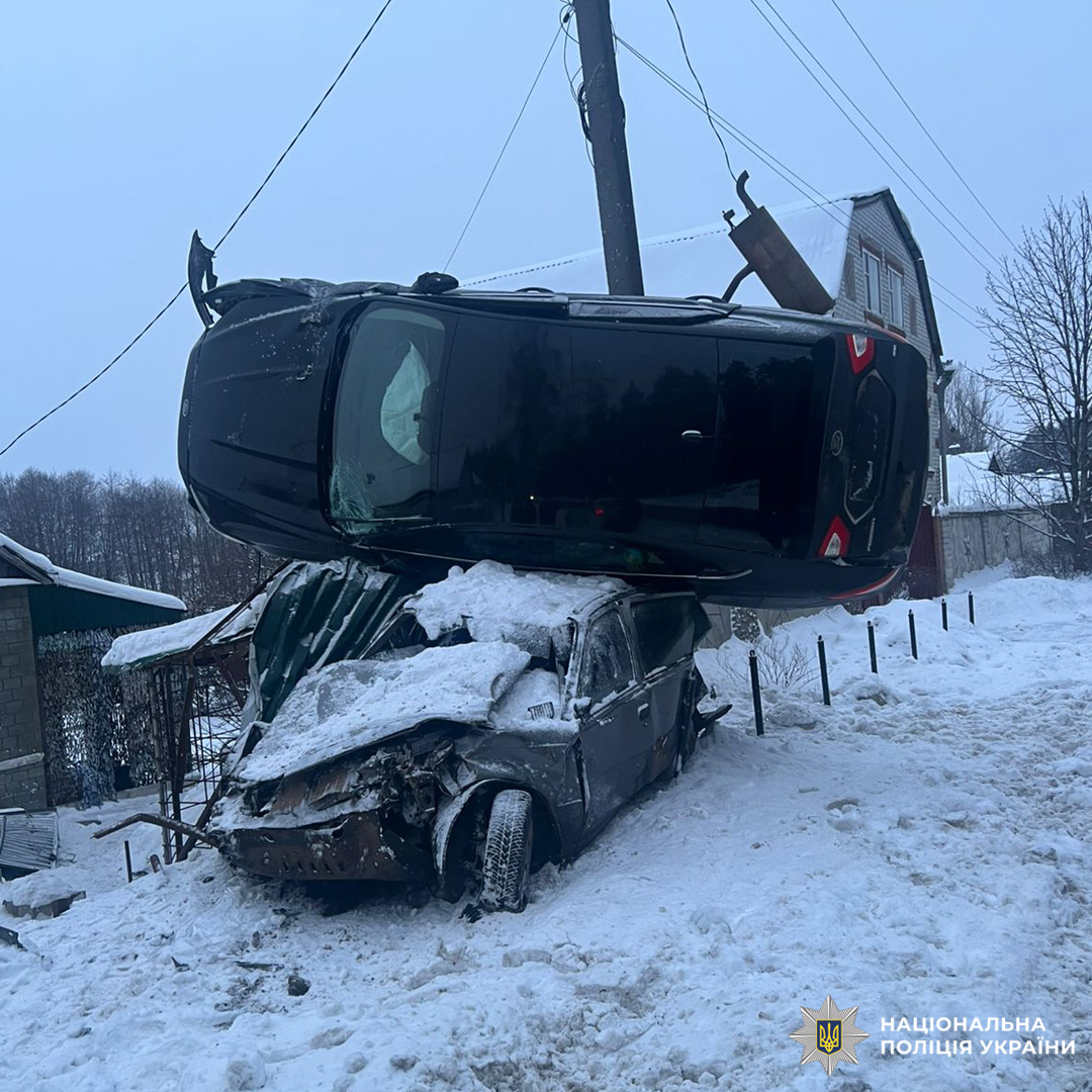 Перевернутий автомобіль лежить на іншій машині після аварії.