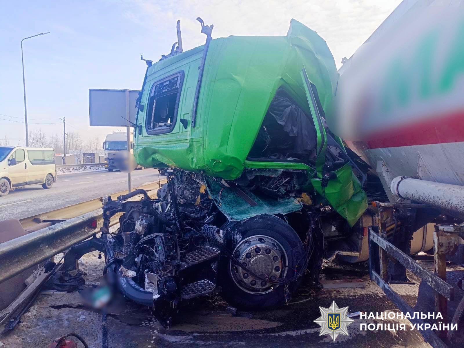 На фотографії зображено автомобіль, якй є учасником ДТП.