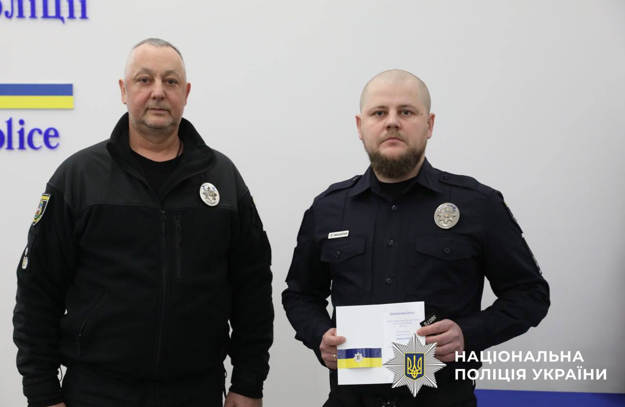 На фотографії зображено очільника поліції Київщини та нагородженого поліцейського.