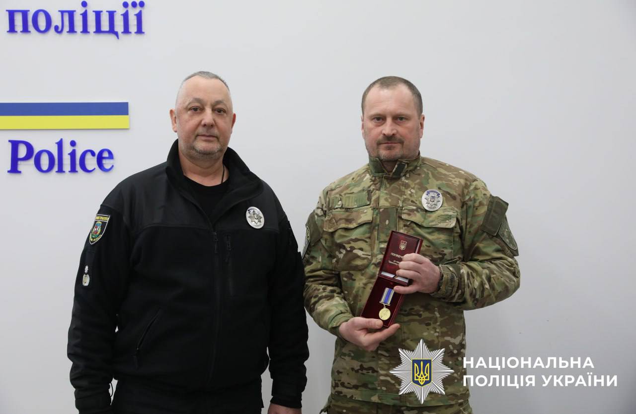 На фотографії зображено очільника поліції Київщини та нагородженого поліцейського.