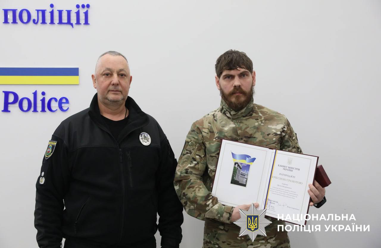 На фотографії зображено очільника поліції Київщини та нагородженого поліцейського.