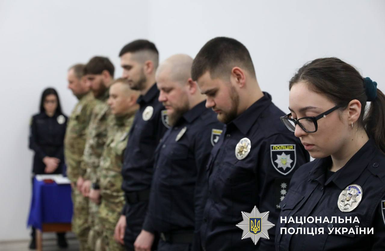 На фотографії зображено хвилину мовчання за полеглими захисниками.