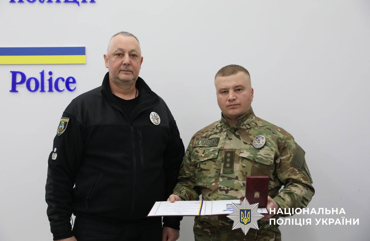 На фотографії зображено очільника поліції Київщини та нагородженого поліцейського.
