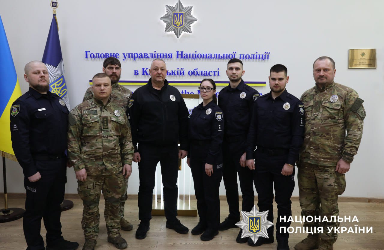 На фотографії зображено очільника поліції Київщини та нагороджених поліцейських.