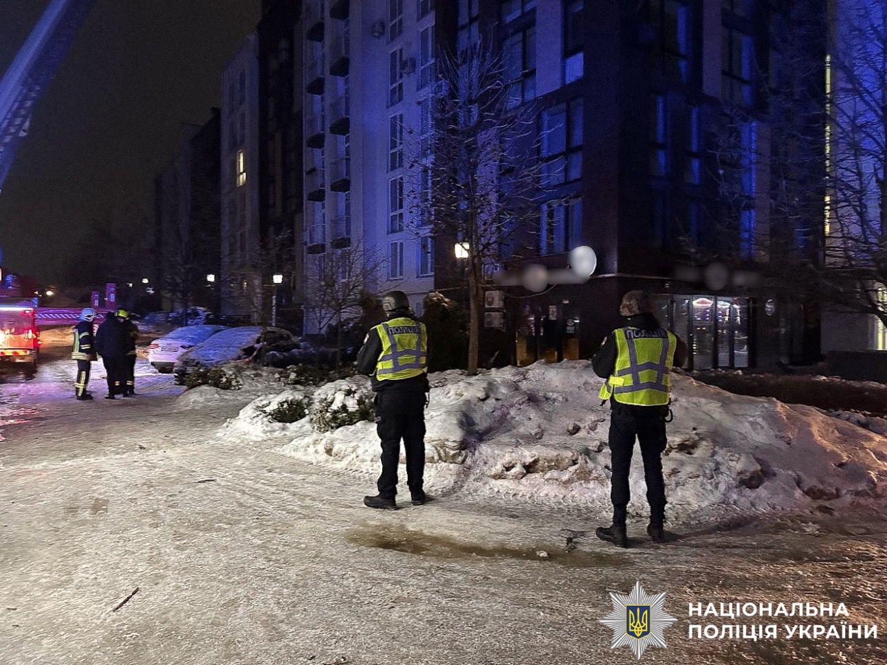 На фотографії зображено поліцейських, які документують наслідки ворожої атаки на місці події.