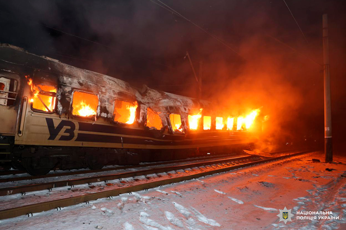 Вогонь охопив вагон поїзда «Укрзалізниці» на засніженій колії.
