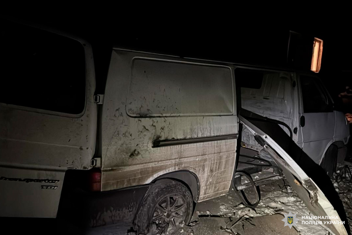 Пошкоджений білий мікроавтобус із відкритими дверима після інциденту вночі.