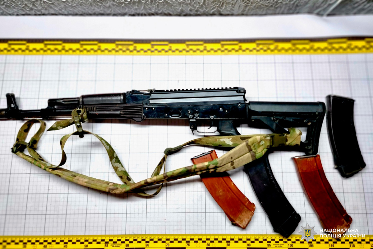 Вилучена штурмова гвинтівка зі знімним камуфльованим ременем та чотирма магазинами (два чорні та два коричневі).