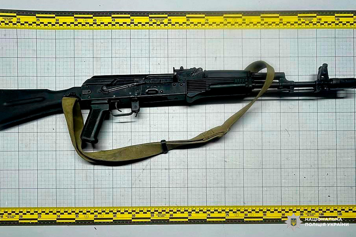 Вилучена штурмова гвинтівка типу АК із камуфльованим ременем. Зображення зроблено на вимірювальній сітці