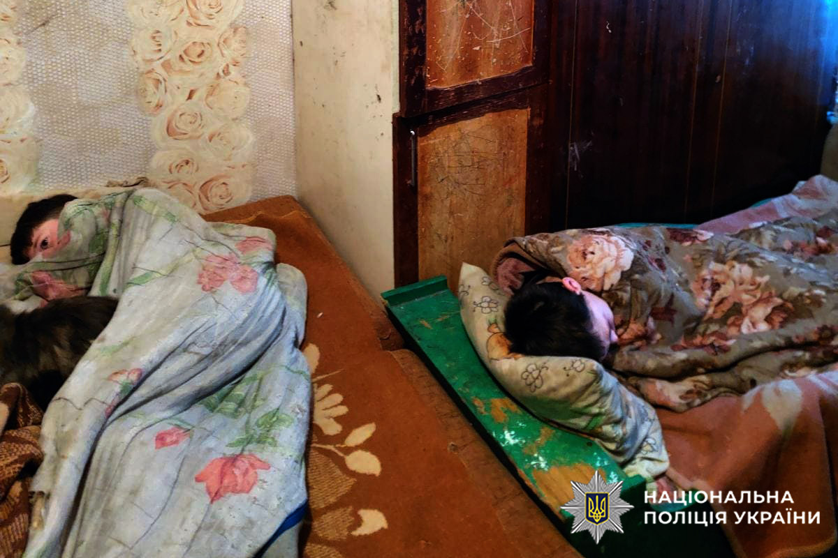 Діти мешкали у приміщенні без належних санітарних умов, достатнього харчування та догляду з боку матері