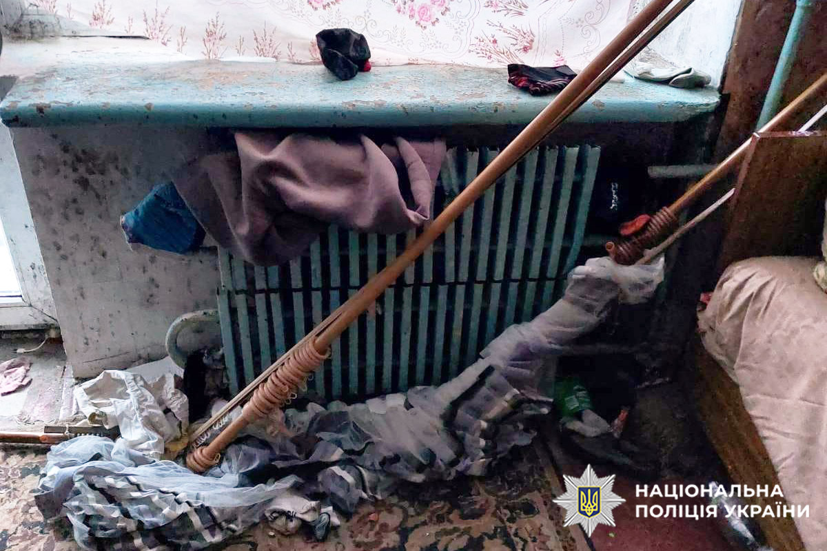 Діти мешкали у приміщенні без належних санітарних умов, достатнього харчування та догляду з боку матері