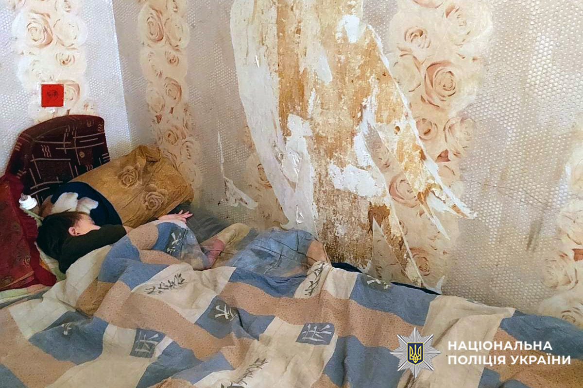 Діти мешкали у приміщенні без належних санітарних умов, достатнього харчування та догляду з боку матері