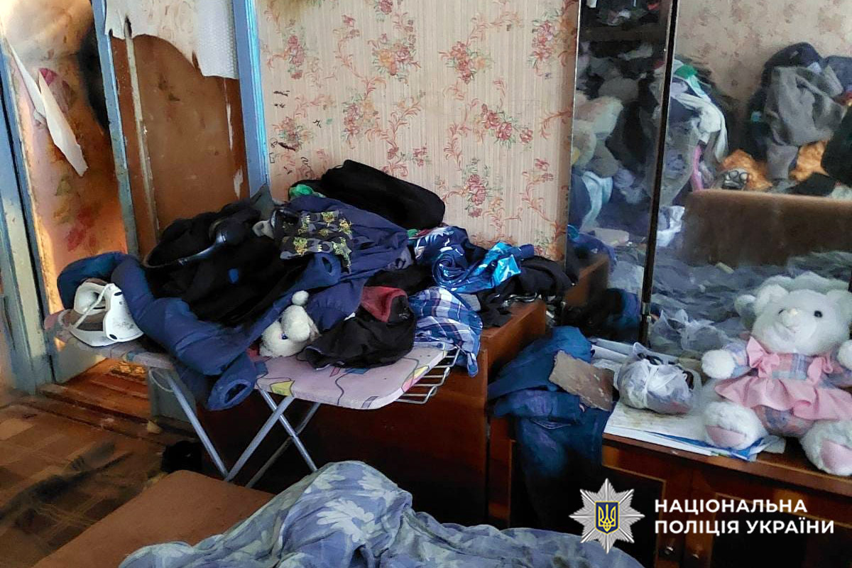 Діти мешкали у приміщенні без належних санітарних умов, достатнього харчування та догляду з боку матері