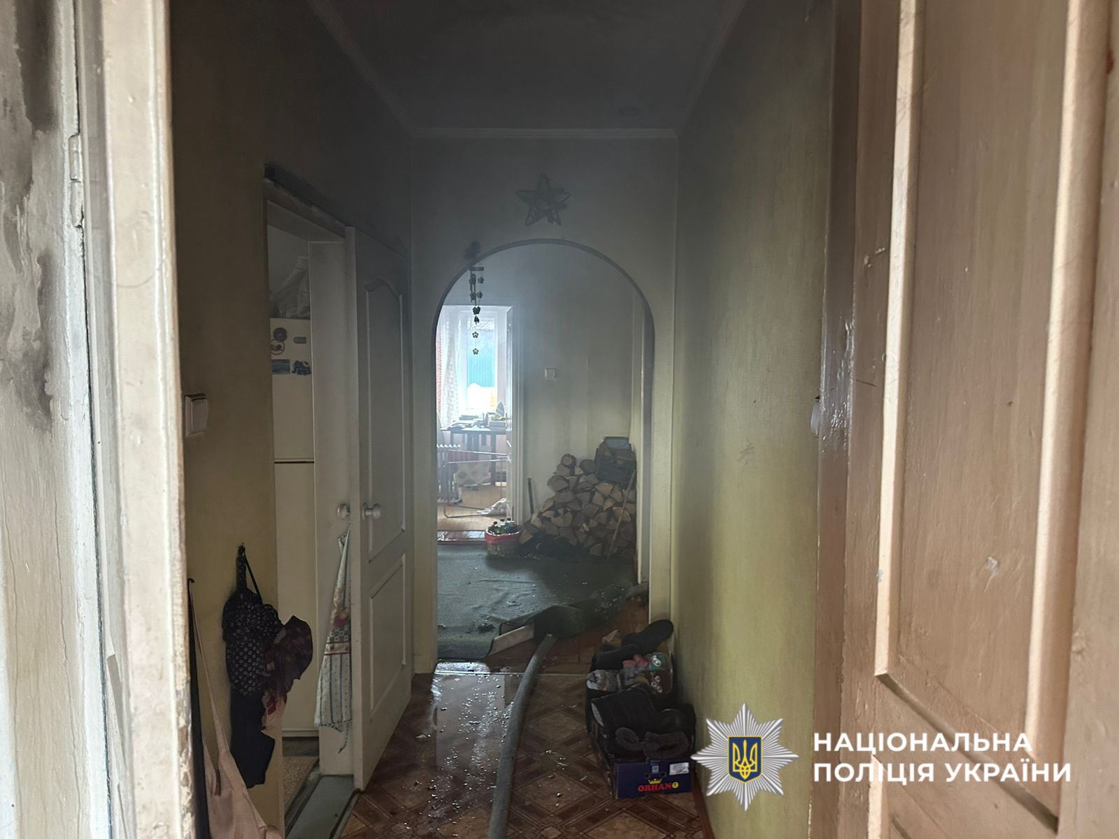 На фотографії зображено будинок, де відбулось задимлення, внаслідок чого загинула жінка.