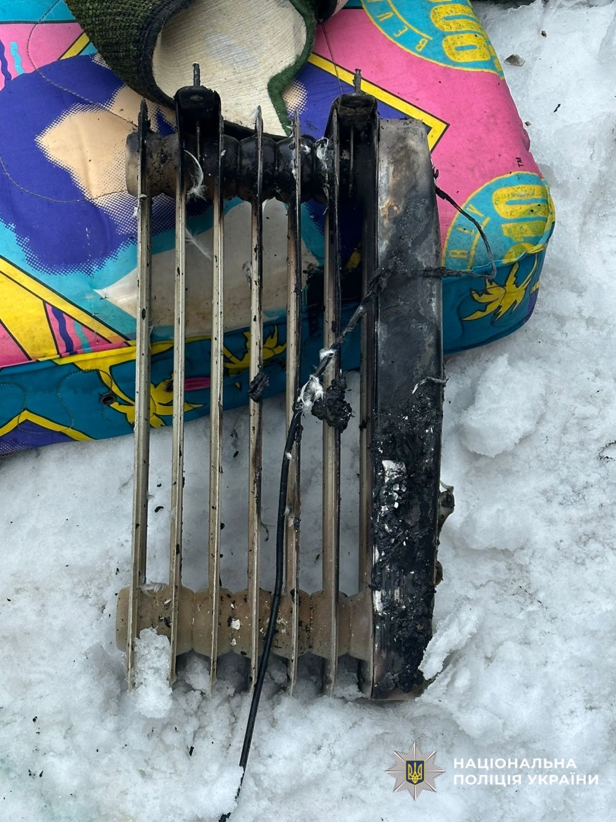 На фотографії зображено обгорілий електрообігрівач, виявлений в будинку, де відбулось задимлення.
