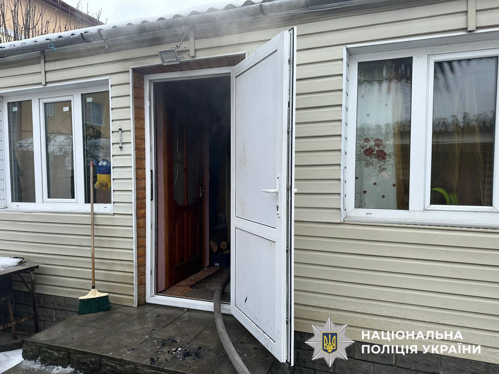 На фотографії зображено будинок, де відбулось задимлення, внаслідок чого загинула жінка.