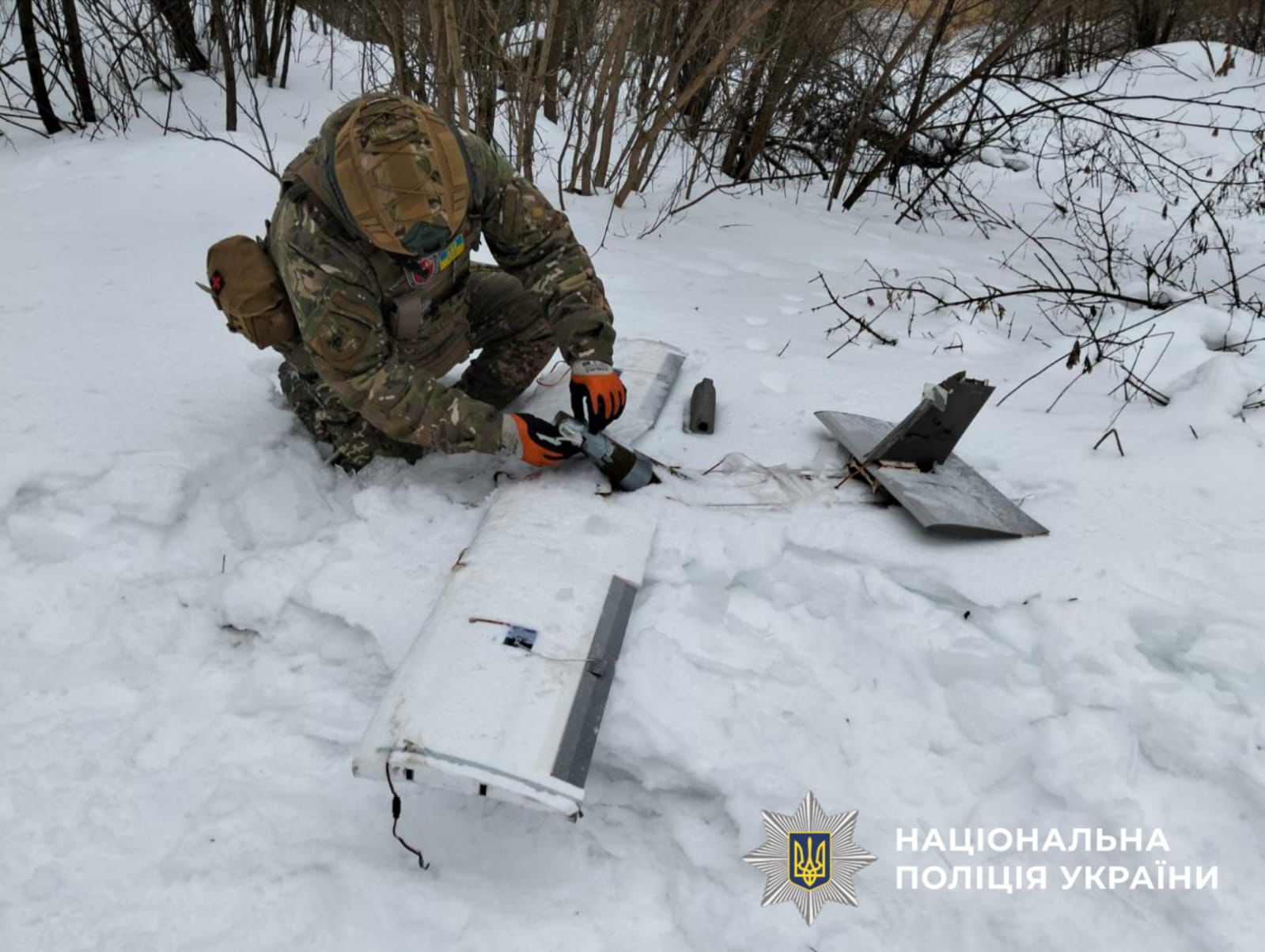 На фото зображено як вибухотехніх знищує ворожий боєприпас.