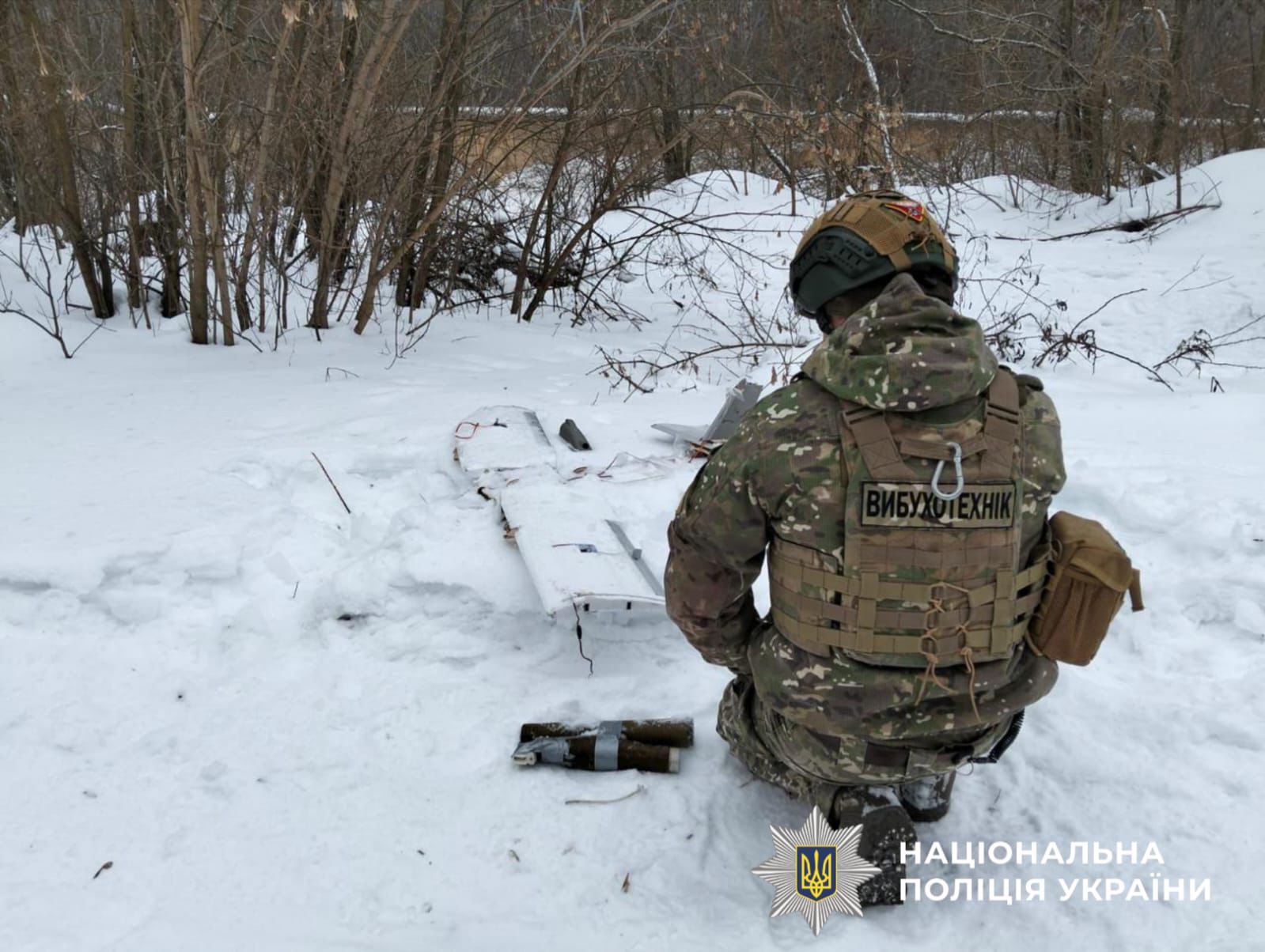 На фото зображено як вибухотехніх знищує ворожий боєприпас.