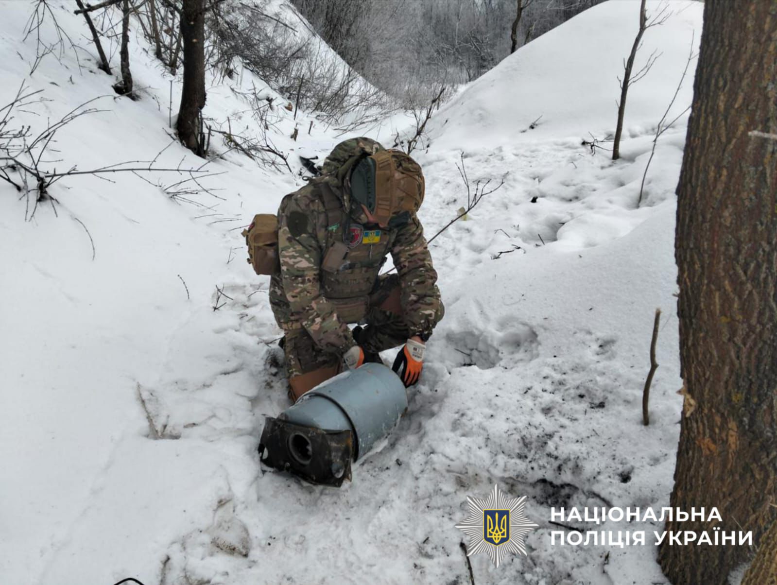 На фото зображено як вибухотехніх знищує ворожий боєприпас.