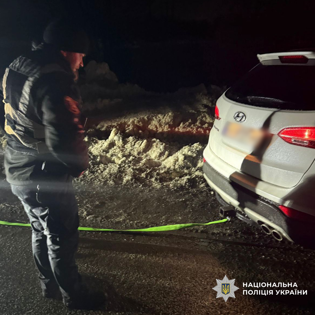 Поліцейські міста Златопіль надали допомогу водіям під час ускладнення погодних умов