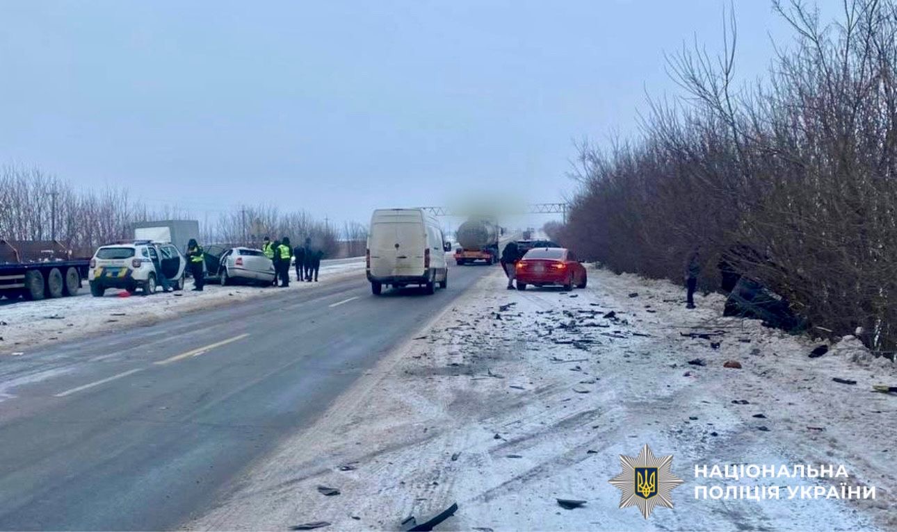 На фото зображено наслідки ДТП.