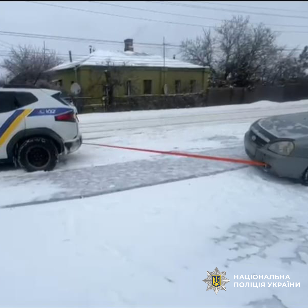 Поліція Харківщини продовжує допомагати громадянам під час складних погодних умов
