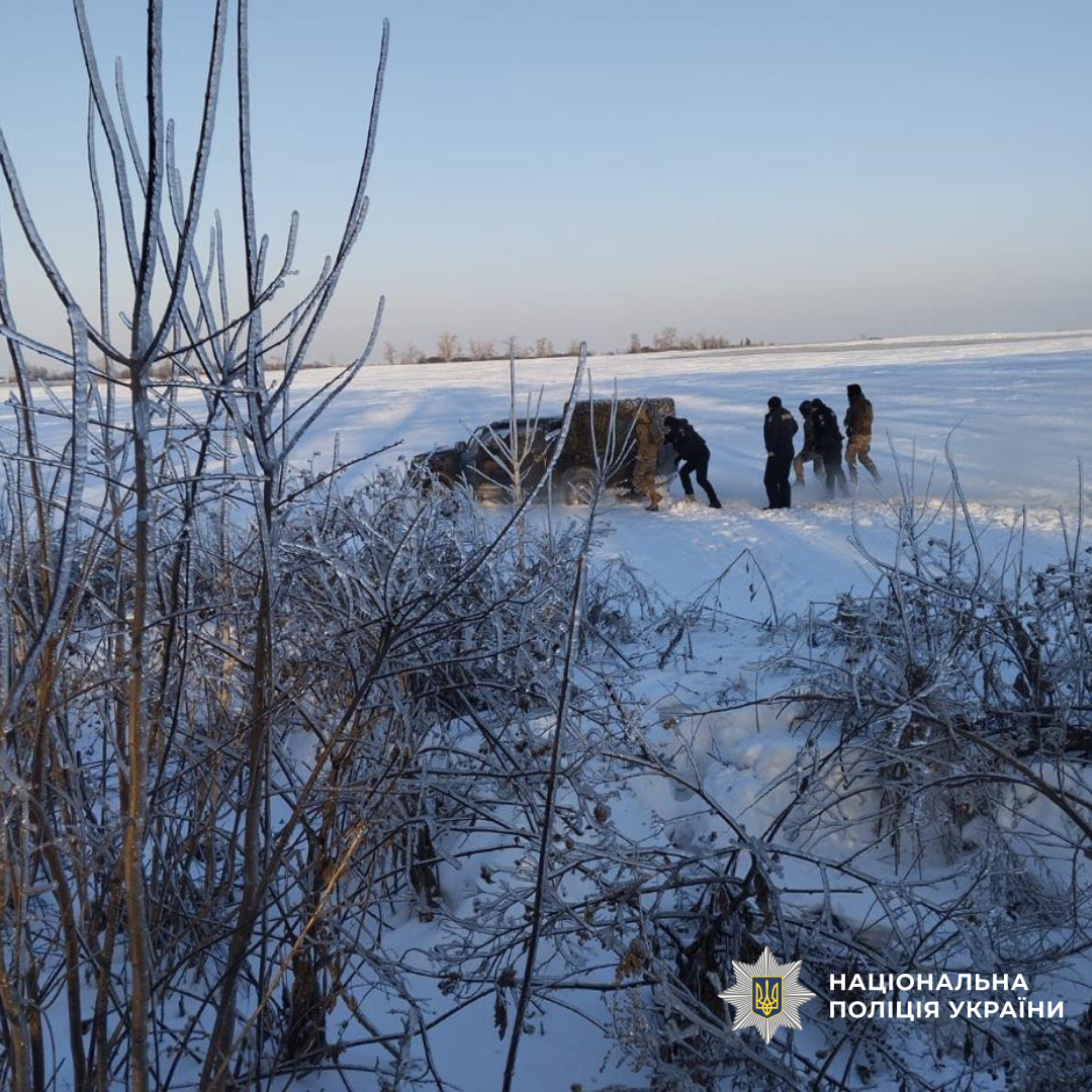 Поліція Харківщини продовжує допомагати громадянам під час складних погодних умов