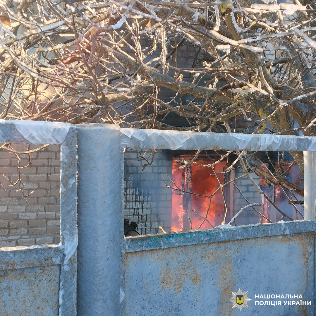 Будівля у вогні, полум’я та дим видно крізь вікна,