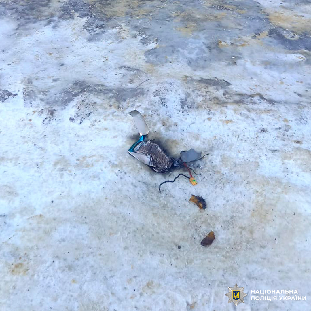 Пошкоджений електронний пристрій лежить на засніженій поверхні.