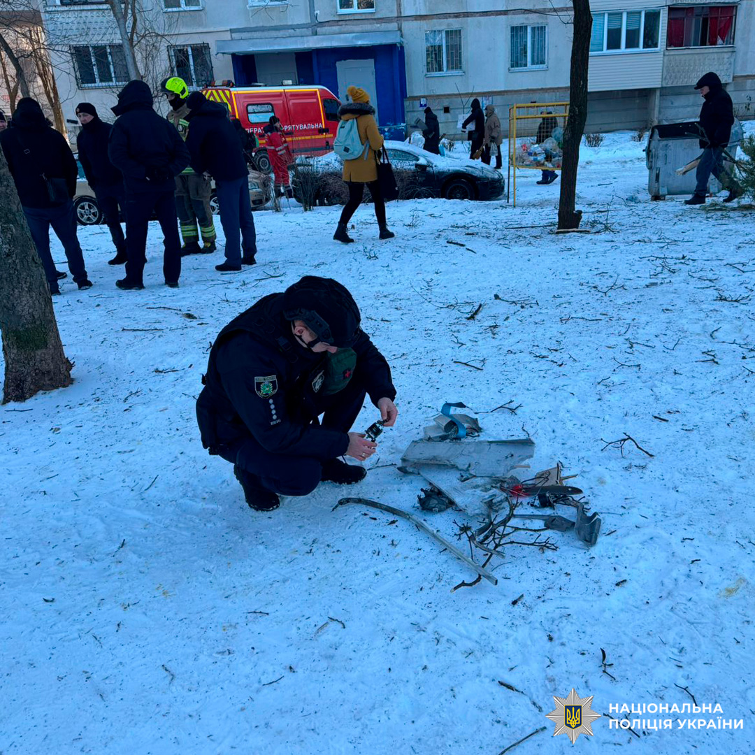 Співробітника Національної поліції України, який у зимових умовах оглядає уламки невідомого об’єкта на землі.