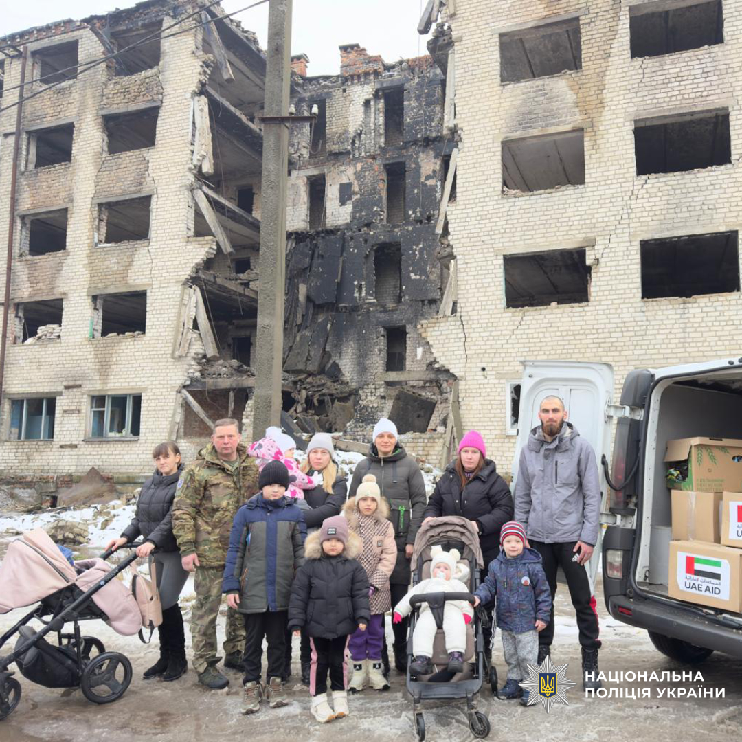 Поліцейські спільно з волонтерами передали гуманітарну допомогу мешканцям Ізюмщини