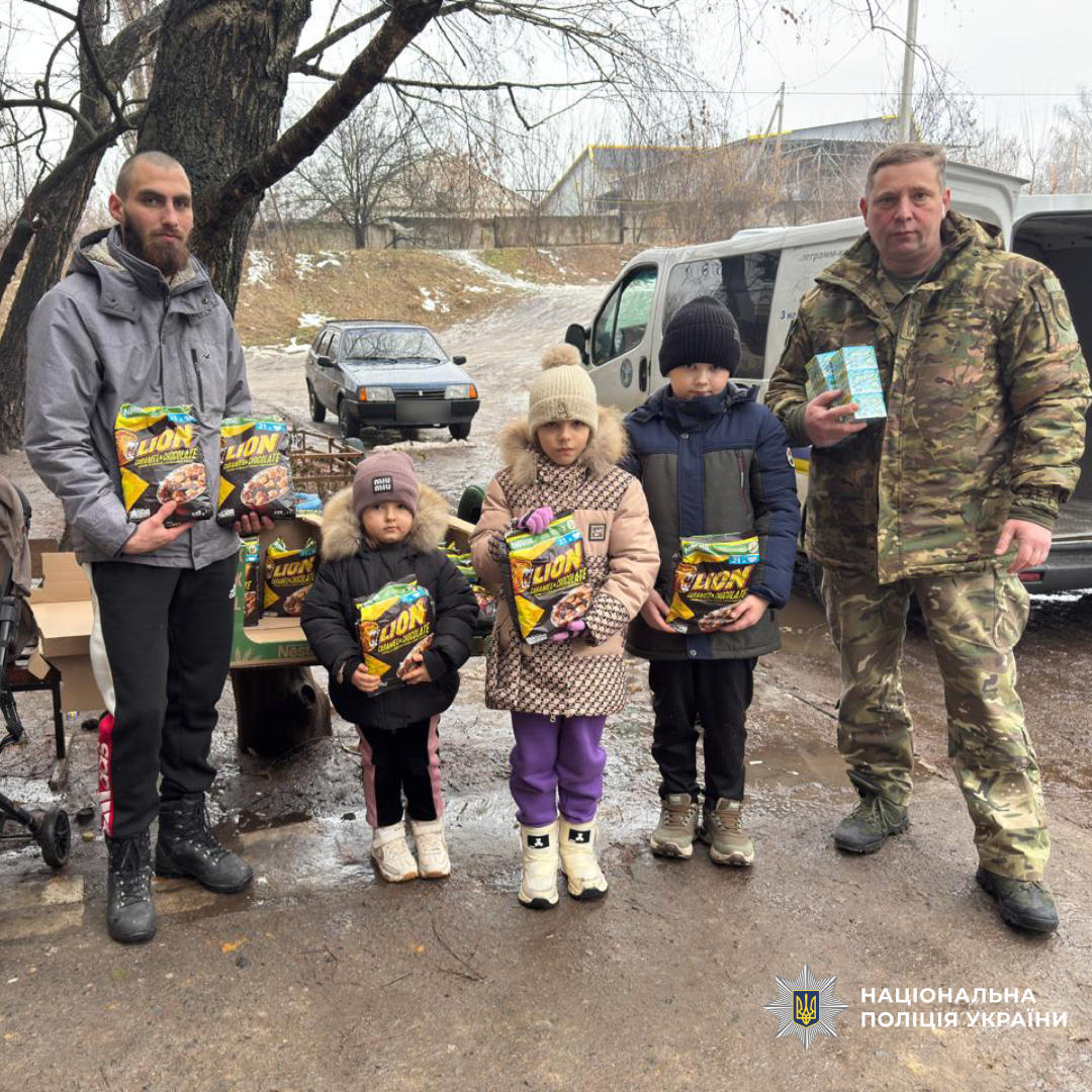 Поліцейські спільно з волонтерами передали гуманітарну допомогу мешканцям Ізюмщини