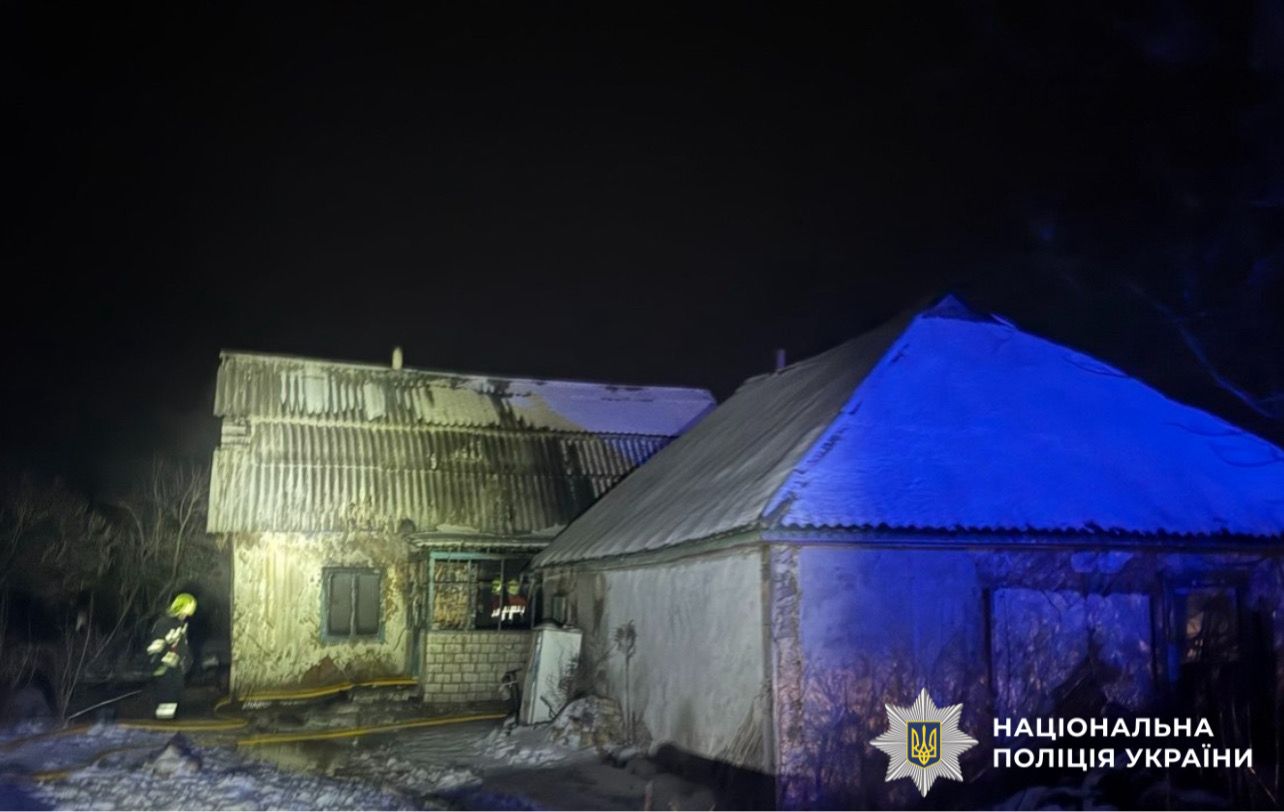 На фотографії зображено місце події, де відбулась пожежа приватного будинку.