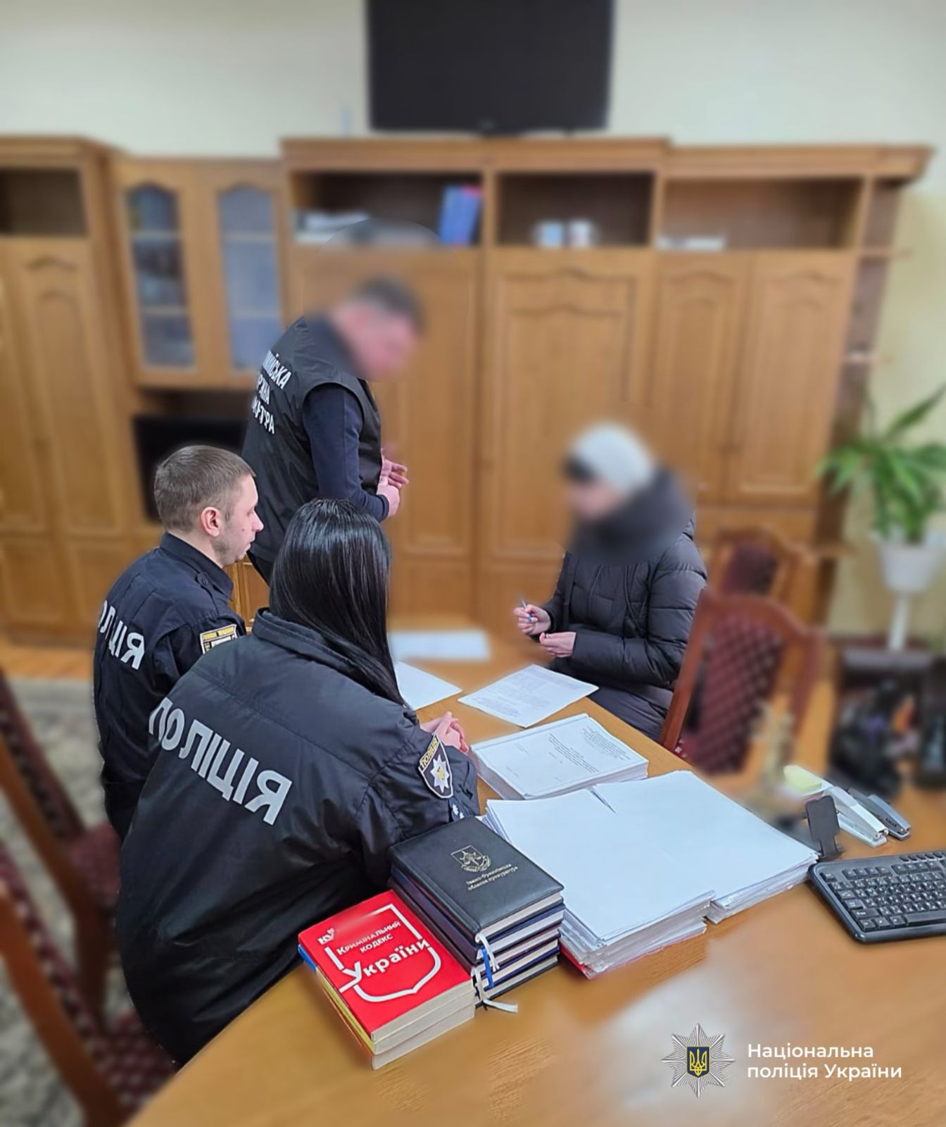 Поліцейські Прикарпаття встановили, що посадовиця зловжила службовим становищем та завдала збитків громаді на декілька сотні тисяч гривень.