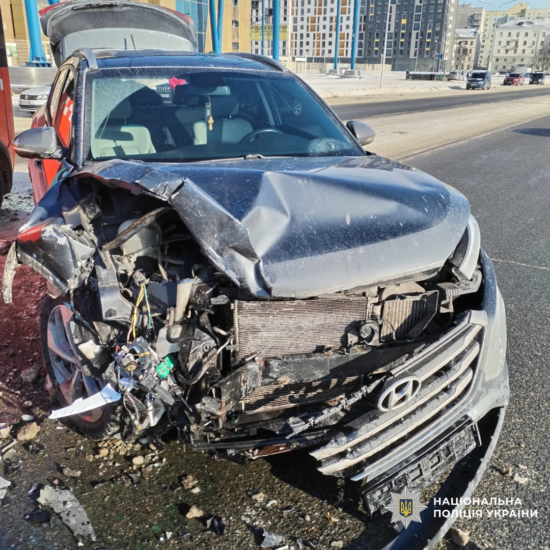 Поліція встановлює обставини ДТП у Харкові за участі пасажирського автобуса