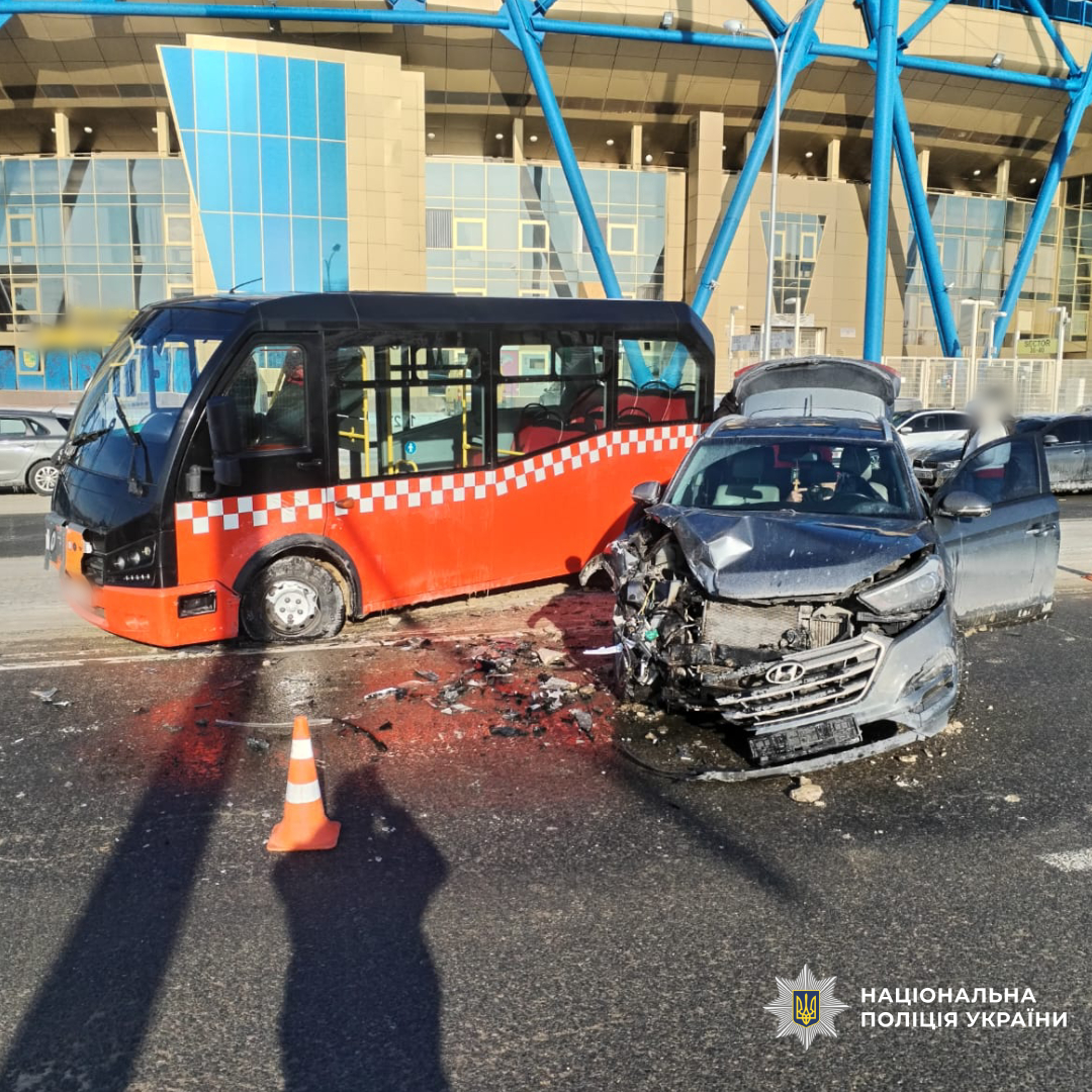 Поліція встановлює обставини ДТП у Харкові за участі пасажирського автобуса