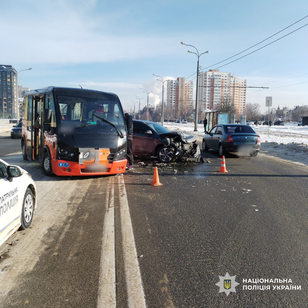 Поліція встановлює обставини ДТП у Харкові за участі пасажирського автобуса