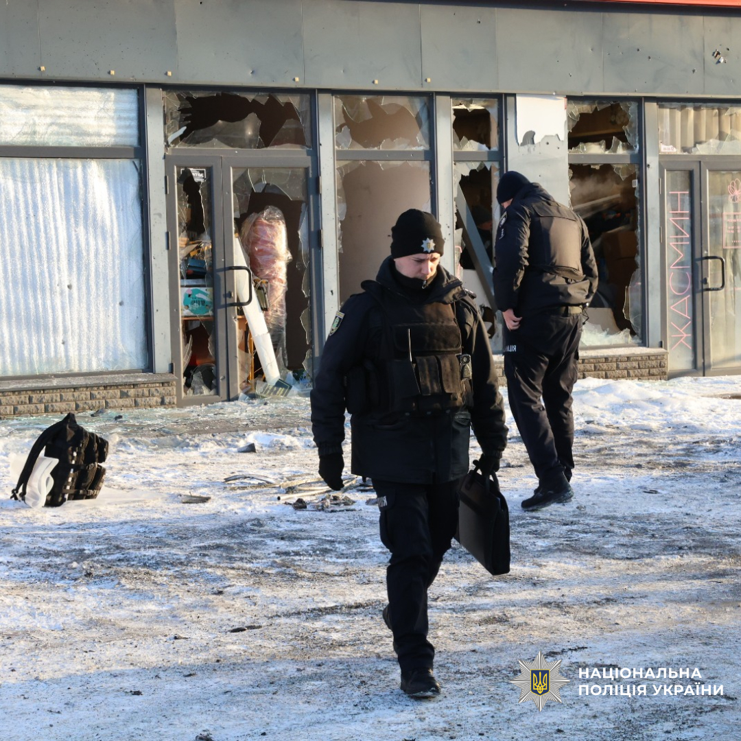 Внаслідок ворожого обстрілу постраждали дві людини: поліцейські працюють на місці влучання