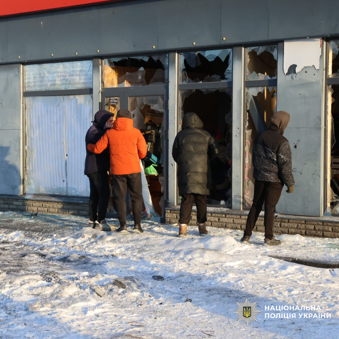 Внаслідок ворожого обстрілу постраждали дві людини: поліцейські працюють на місці влучання