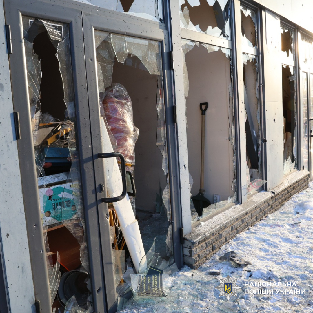 Внаслідок ворожого обстрілу постраждали дві людини: поліцейські працюють на місці влучання