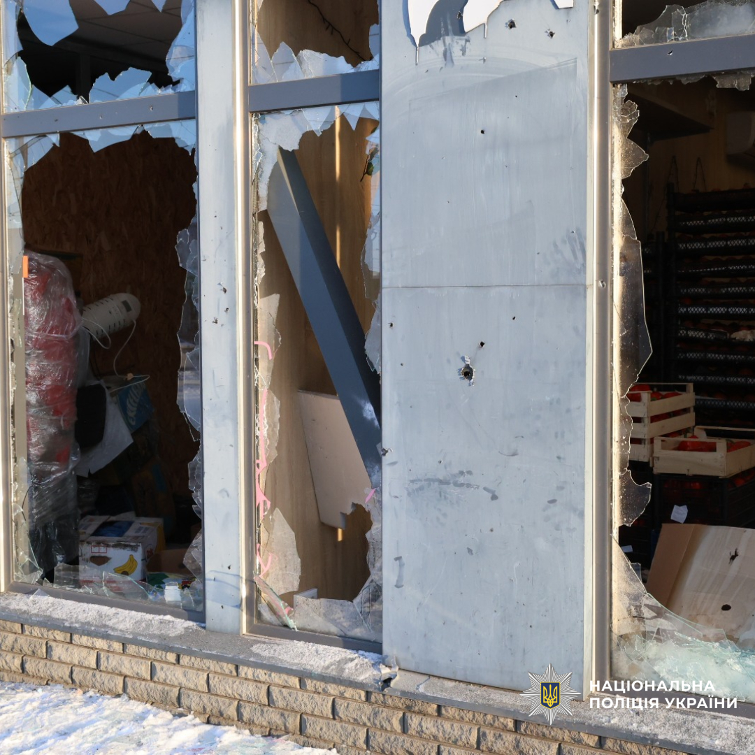 Внаслідок ворожого обстрілу постраждали дві людини: поліцейські працюють на місці влучання