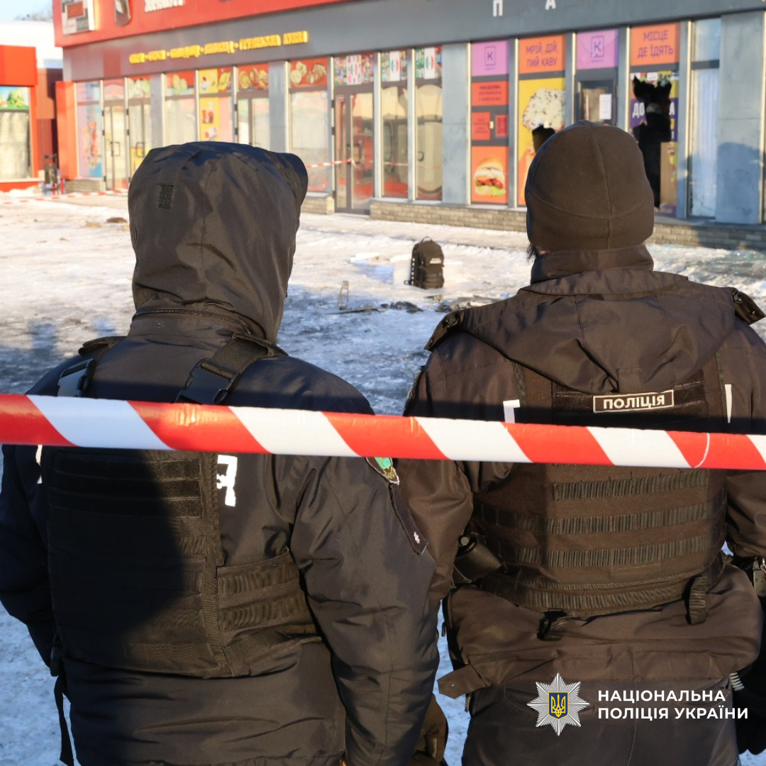 Внаслідок ворожого обстрілу постраждали дві людини: поліцейські працюють на місці влучання