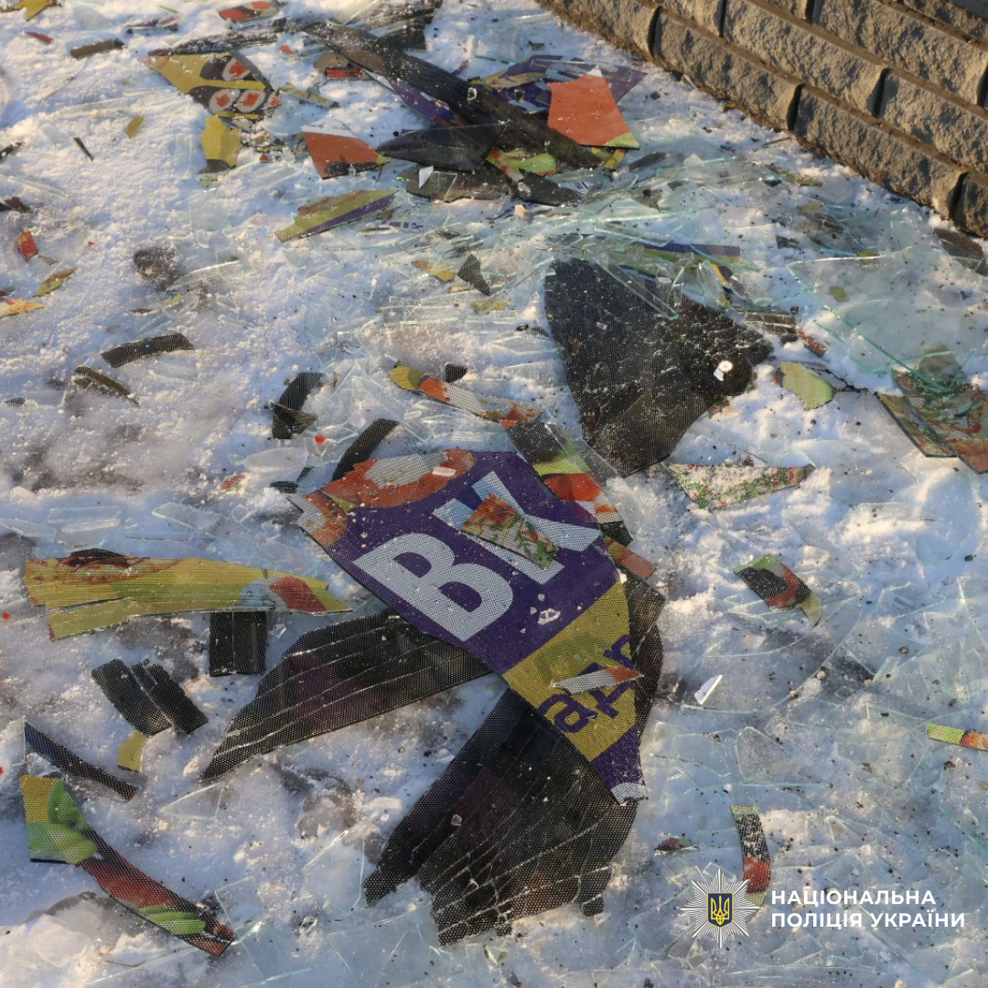 Внаслідок ворожого обстрілу постраждали дві людини: поліцейські працюють на місці влучання