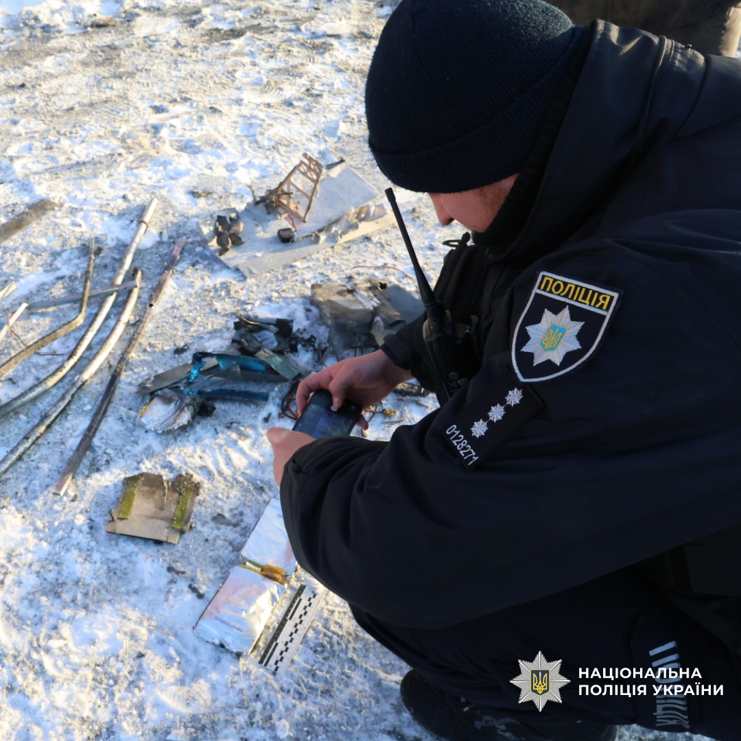 Внаслідок ворожого обстрілу постраждали дві людини: поліцейські працюють на місці влучання