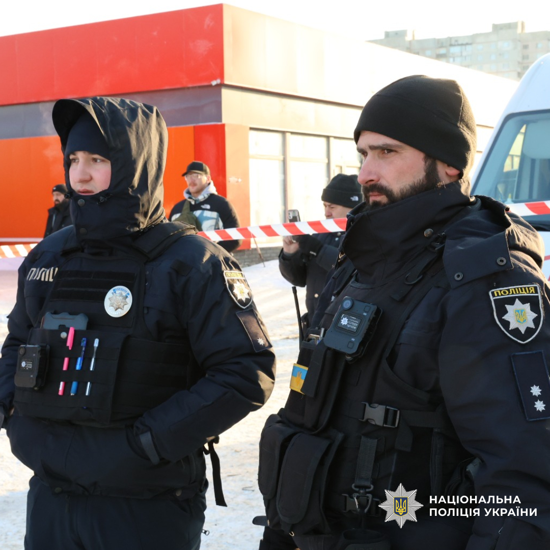 Внаслідок ворожого обстрілу постраждали дві людини: поліцейські працюють на місці влучання
